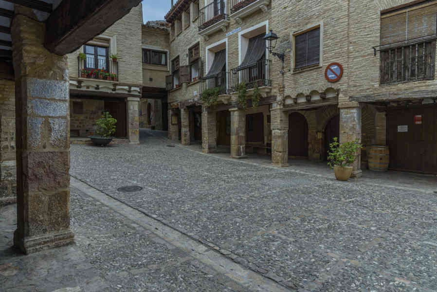 Huesca - Alquézar 36 - plaza de Rafael Ayerbe.jpg
